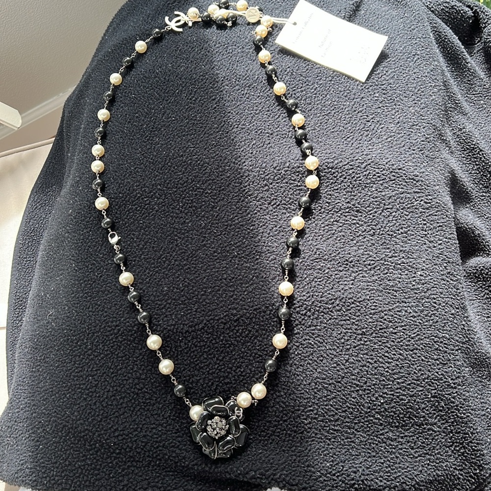 Beautiful Chanel necklace, belt, bracelet with Camellia flower. - Picture 3 of 5